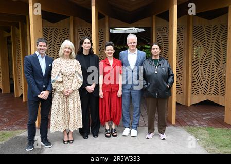 Londres - Serpentine est ravie d'ouvrir le Pavillon 22nd, conçu par l'architecte français-libanais Lina Ghotmeh, à Serpentine South le vendredi 9 juin 2023, avec Goldman Sachs pour l'appui du projet annuel pour l'année 9th consécutive. Inspiré par l’héritage méditerranéen de l’architecte et de fervents débats autour de la table sur les affaires courantes, la politique, la vie personnelle et les rêves, le Pavillon est intitulé À table – un appel français à s’asseoir à table pour engager et participer au dialogue tout en partageant un repas. Banque D'Images