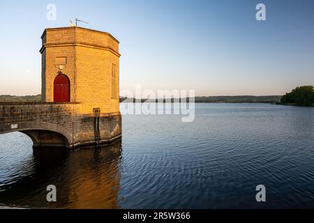 La lumière du soir brille sur la tour du réservoir du lac Chew Valley, dans le nord du Somerset, qui fait partie de l'approvisionnement en eau de Bristol. Banque D'Images