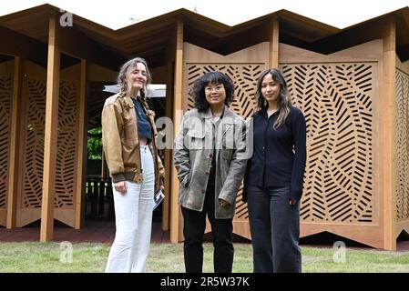 Londres - Serpentine est ravie d'ouvrir le Pavillon 22nd, conçu par l'architecte français-libanais Lina Ghotmeh, à Serpentine South le vendredi 9 juin 2023, avec Goldman Sachs pour l'appui du projet annuel pour l'année 9th consécutive. Inspiré par l’héritage méditerranéen de l’architecte et de fervents débats autour de la table sur les affaires courantes, la politique, la vie personnelle et les rêves, le Pavillon est intitulé À table – un appel français à s’asseoir à table pour engager et participer au dialogue tout en partageant un repas. Banque D'Images