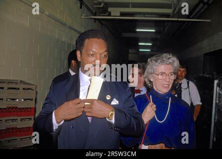 CHICAGO, ILLINOIS -CHICAGO, ILLINOIS - 7 MAI 1987 le révérend Jesse Jackson marche avec Jeanne Simon l'épouse du sénateur Paul Simon (D-il) après avoir assisté au tout premier dîner de l'unité démocratique de l'Illinois tenu à l'hôtel Hyatt Regency Banque D'Images