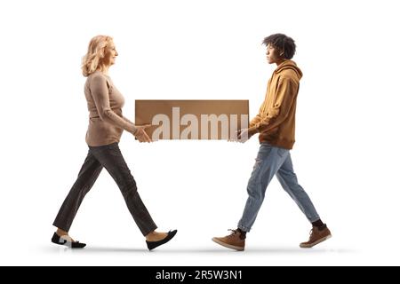 Photo de profil pleine longueur d'une femme caucasienne portant une boîte en carton avec un jeune homme afro-américain isolé sur fond blanc Banque D'Images