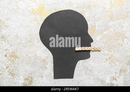 Papier tête humaine avec le mot CENSURÉ sur fond de grunge Banque D'Images