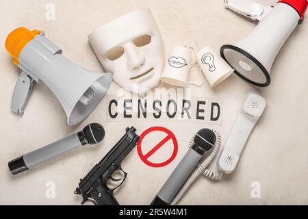 Composition avec le mot CENSURÉ et les articles sur fond blanc Banque D'Images