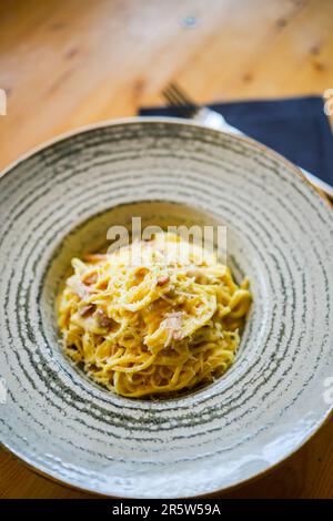 Gros plan d'une salade de pâtes gazéra spaghetti dans une assiette. Banque D'Images