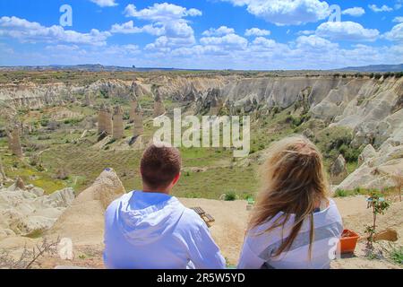 Photo prise en Turquie. La photo montre un jeune couple en admirant le paysage des montagnes de la Cappadoce. Banque D'Images