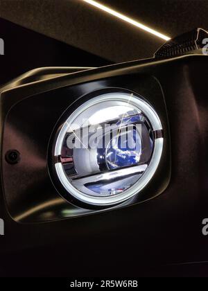 Gros plan du phare d'une Mercedes-Benz AMG G63 Banque D'Images