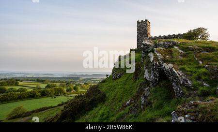 La lumière du matin brille sur les collines, les vallées, les champs et les bois de la frontière Devon-Cornwall, sous l'église Brent Tor, au bord du Dartmoor en Angleterre Banque D'Images