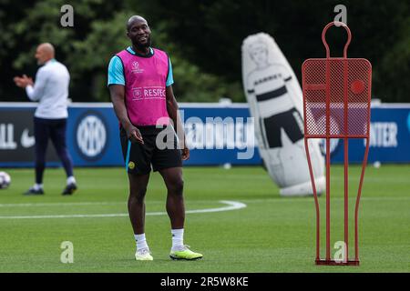 Romelu Lukaku du FC Internazionale souriant lors de la dernière journée médiatique de l'UEFA Champions League de la session d'entraînement du FC Internazionale au centre d'entraînement Suning avant leur match final de la Ligue des champions de l'UEFA contre le FC de Manchester City au centre d'entraînement Suning, Appiano Gentile, Italie sur 05 juin 2023 Banque D'Images