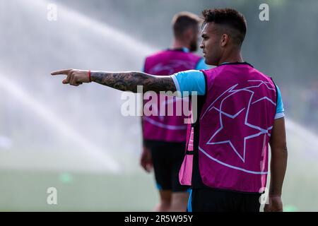 Lautaro Martinez du FC Internazionale gestes lors de la dernière journée médiatique de la Ligue des champions de l'UEFA session d'entraînement du FC Internazionale au centre d'entraînement de Suning avant leur match final de la Ligue des champions de l'UEFA contre le FC de Manchester City au centre d'entraînement de Suning, Appiano Gentile, Italie sur 05 juin 2023 Banque D'Images