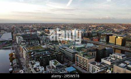 Une vue aérienne de la ville de Dublin avec des bâtiments urbains et des maisons près du Grand Canal Banque D'Images