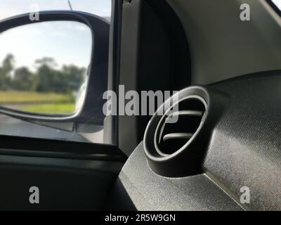 Gros plan de l'évent d'aération de la voiture sur le tableau de bord. Banque D'Images