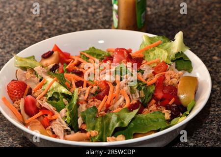 Une salade fraîchement préparée avec des légumes et des fruits. Banque D'Images
