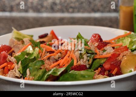 Une salade fraîchement préparée avec des légumes et des fruits. Banque D'Images