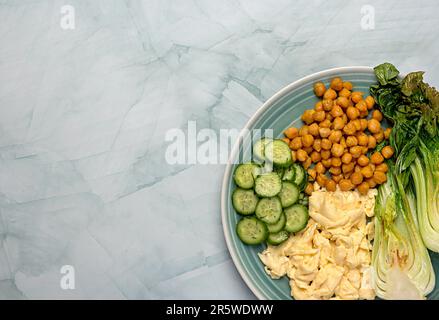 Photographie de nourriture vierge de petit déjeuner, brouillés, oeuf, pois chiches croustillants frits, bok choi, concombre, feuille, laitue, brunch Banque D'Images