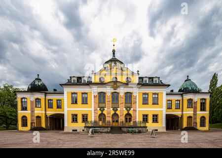 Le château du Belvédère près de Weimar la Thuringe Allemagne est une élégante résidence d'été datant du 18th siècle. Vue depuis le parc du château. Banque D'Images