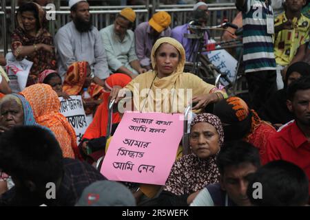 Dhaka Bangladesh 04may2023, manifestation sur scène pour handicapés à Shahbagh dans la ville le dimanche presse pour leur demande de 11 points incluant et incre Banque D'Images