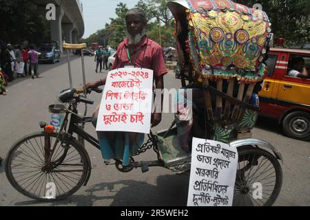 Dhaka Bangladesh 04may2023, manifestation sur scène pour handicapés à Shahbagh dans la ville le dimanche presse pour leur demande de 11 points incluant et incre Banque D'Images