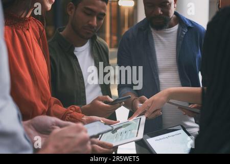 Aucun de nous n'est aussi intelligent que nous tous. une équipe de collègues utilisant des tablettes numériques et. Banque D'Images