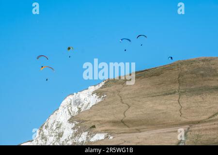 Deltaplane sur les falaises du Cap blanc-nez près de Calais, France Banque D'Images