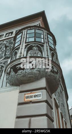 Un majestueux bâtiment gris avec des sculptures complexes ornant sa façade Banque D'Images