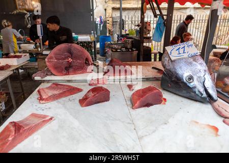 Biftecks de thon coupés sur la Piazza Ballaro Market Palerme Sicile Banque D'Images