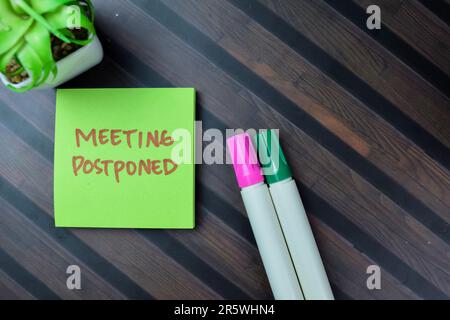 Le concept de la réunion a reporté l'écriture sur les notes adhésives isolées sur la table en bois. Banque D'Images