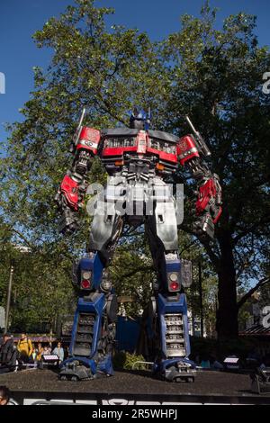 Optimus Prime dans Transformers la montée des bêtes une première de film de Paramount Pictures à Londres Leicester Square, Londres, Angleterre, Royaume-Uni Banque D'Images