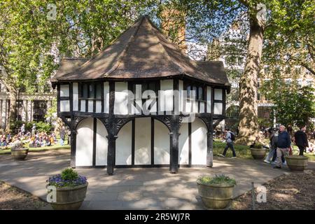 Tudorbethan bois encadré marché Cross bâtiment à Soho Square Gardens, Soho Square, Soho, Londres, W1, Angleterre, Royaume-Uni Banque D'Images