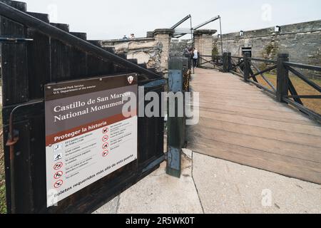 St. Augustine, Floride - 31 décembre 2022: Entrée du pont-levis au fort de Castillo de San Marcos Monument national Banque D'Images