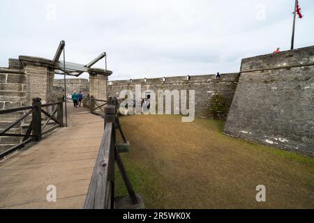 St. Augustine, Floride - 31 décembre 2022: Entrée du pont-levis au fort de Castillo de San Marcos Monument national Banque D'Images