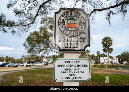 St. Augustine, Floride - 31 décembre 2022: Panneau indiquant un arrêt désigné de tramway de la vieille ville pour les touristes explorant la ville Banque D'Images