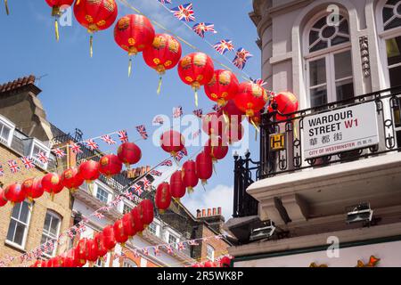 Gros plan du panneau de signalisation et des lanternes en papier rouge sur Wardour Street dans Chinatown, Soho, centre de Londres, Angleterre, Royaume-Uni Banque D'Images