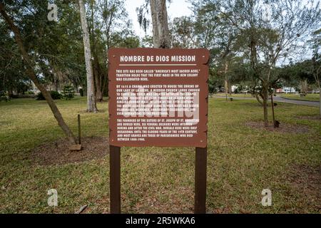 St. Augustine, Floride - 31 décembre 2022: Plaque pour le célèbre monument Sanctuaire de notre Dame de la Leche chapelle à la Mission nombre de Dios dans historique Banque D'Images