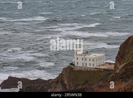 Phare de Hartland point Un coup de feu d'une récente promenade sur le sentier côtier du North Devon au Royaume-Uni, par une journée humide et venteuse. Banque D'Images