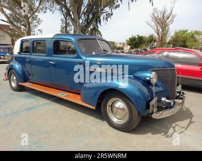 Lanus, Argentine - 25 septembre 2022 : ancienne limousine de la JB Master série 85 de Chevrolet 1939 bleu par GM dans un parc. Vue latérale. Chromies. Salon automobile classique AAA 2022. Banque D'Images