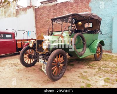 Lanus, Argentine - 25 sept, 2022: Antique vert vintage 1915 Ford modèle T double phaeton convertible en extérieur. Salon automobile classique AAA 2022. Banque D'Images