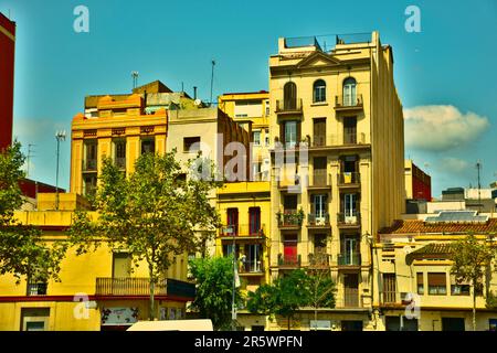 Barcelone, Espagne - 17 août 2014 : Focus sur de très beaux vieux bâtiments traditionnels ensoleillés dans une rue résidentielle, avec beaucoup de soleil et le ciel bleu. Ceci Banque D'Images