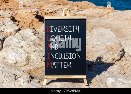 SYMBOLE DE la matière d'inclusion DE L'équité DE la diversité DEI. Les mots de concept DEI diversité équité et inclusion sont importants sur le tableau noir. Magnifique arrière-plan en pierre. Bus Banque D'Images