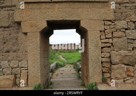 Vue panoramique sur le temple renommé de Hidembeswara situé au sommet d'une colline à l'intérieur du fort. Temple en pierre mythologique ou temple en ruines Banque D'Images