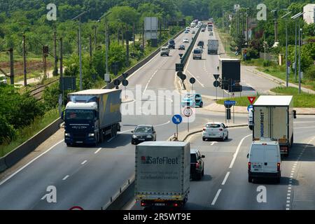 Tunari, Roumanie - Mai 24, 2023: Poids lourds sur le périphérique de Bucarest (DMCB) cette image est à usage éditorial seulement. Banque D'Images