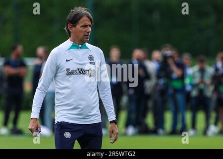 Appiano Gentile, Italie. 05th juin 2023. Simone Inzaghi l'entraîneur en chef du FC Internazionale regarde pendant la dernière journée médiatique de la Ligue des champions de l'UEFA au centre d'entraînement de Suning avant le match final de la Ligue des champions de l'UEFA contre le FC de Manchester City au centre d'entraînement de Suning, Appiano Gentile, Italie sur 05 juin, 2023 - photo FCI/Fabrizio Carabelli crédit: SOPA Images Limited/Alamy Live News Banque D'Images