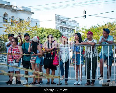 Barranquilla, Atlántico, Colombie – 21 février 2023 : spectateurs derrière une clôture métallique profitant de la parade du Carnaval Banque D'Images