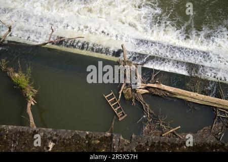 Pulteney Weir avec Driftwood à Bath Somerset Banque D'Images