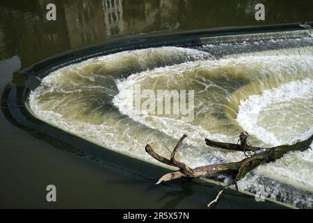 Pulteney Weir avec Driftwood à Bath Somerset Banque D'Images