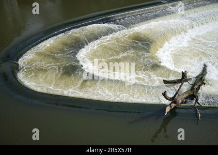 Pulteney Weir avec Driftwood à Bath Somerset Banque D'Images