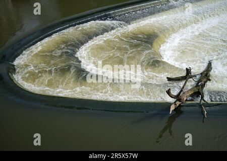 Pulteney Weir avec Driftwood à Bath Somerset Banque D'Images