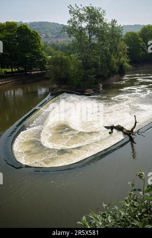 Pulteney Weir avec Driftwood à Bath Somerset Banque D'Images