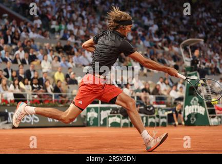 Paris, France. 05th juin 2023. Alexandre Zverev d'Allemagne joue contre Grigor Dimitrov de Bulgarie à l'Open de tennis français Roland Garros à Paris, France, lundi, 5 juin 2023. Zverev a remporté 6-1, 6-4, 6-3 et s'est qualifié pour les quarts de finale. Photo de Maya Vidon-White/UPI crédit: UPI/Alay Live News Banque D'Images