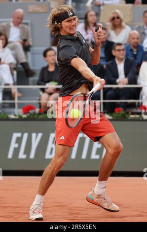 Paris, France. 05th juin 2023. Alexandre Zverev d'Allemagne joue contre Grigor Dimitrov de Bulgarie à l'Open de tennis français Roland Garros à Paris, France, lundi, 5 juin 2023. Zverev a remporté 6-1, 6-4, 6-3 et s'est qualifié pour les quarts de finale. Photo de Maya Vidon-White/UPI crédit: UPI/Alay Live News Banque D'Images
