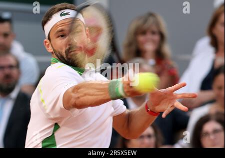 Paris, France. 05th juin 2023. Grigor Dimitrov de Bulgarie joue contre Alexandre Zverev d'Allemagne à l'Open de tennis français Roland Garros à Paris, France, lundi, 5 juin 2023. Zverev a remporté 6-1, 6-4, 6-3 et s'est qualifié pour les quarts de finale. Photo de Maya Vidon-White/UPI crédit: UPI/Alay Live News Banque D'Images